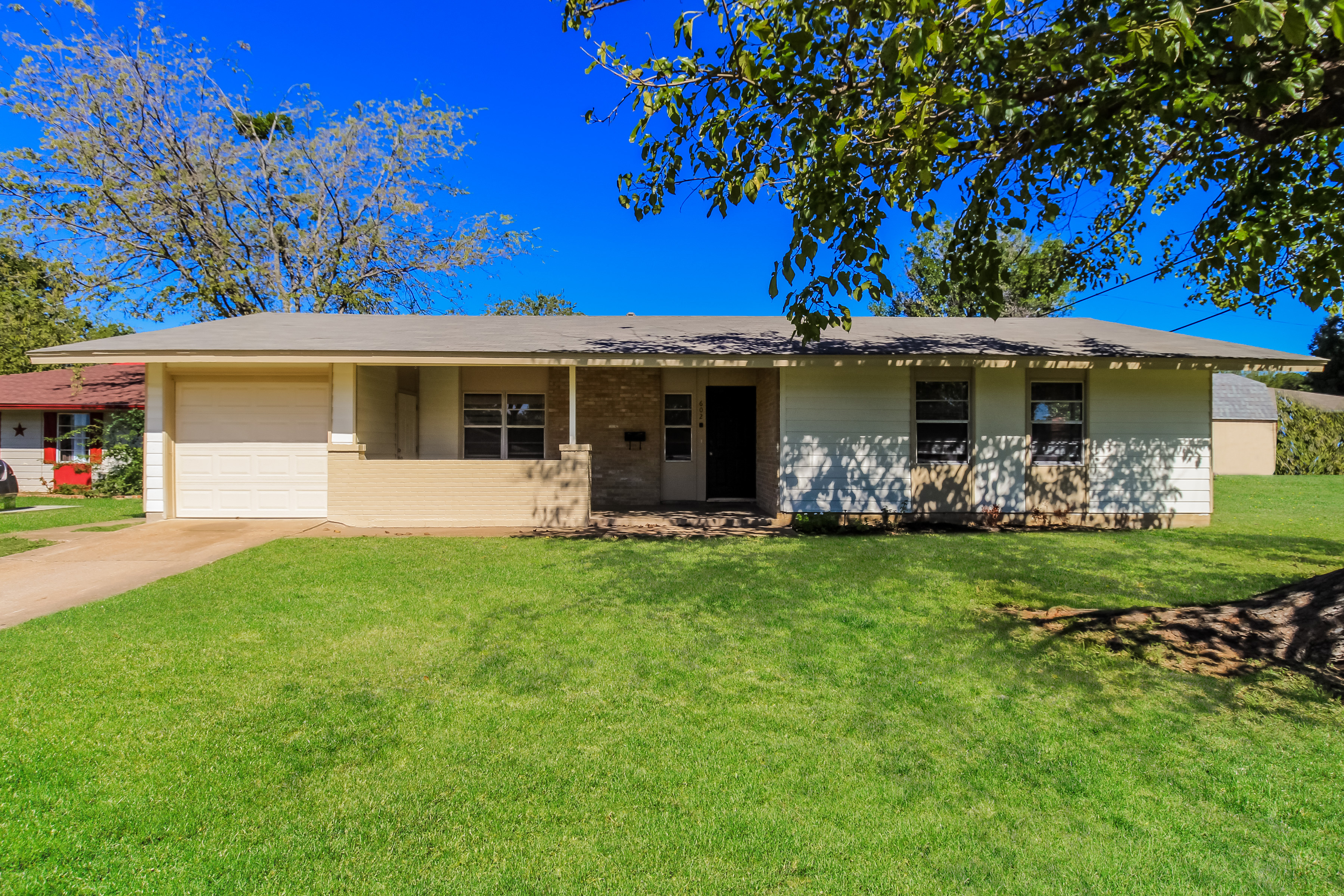 602 HODGES DR EULESS, TX 76040